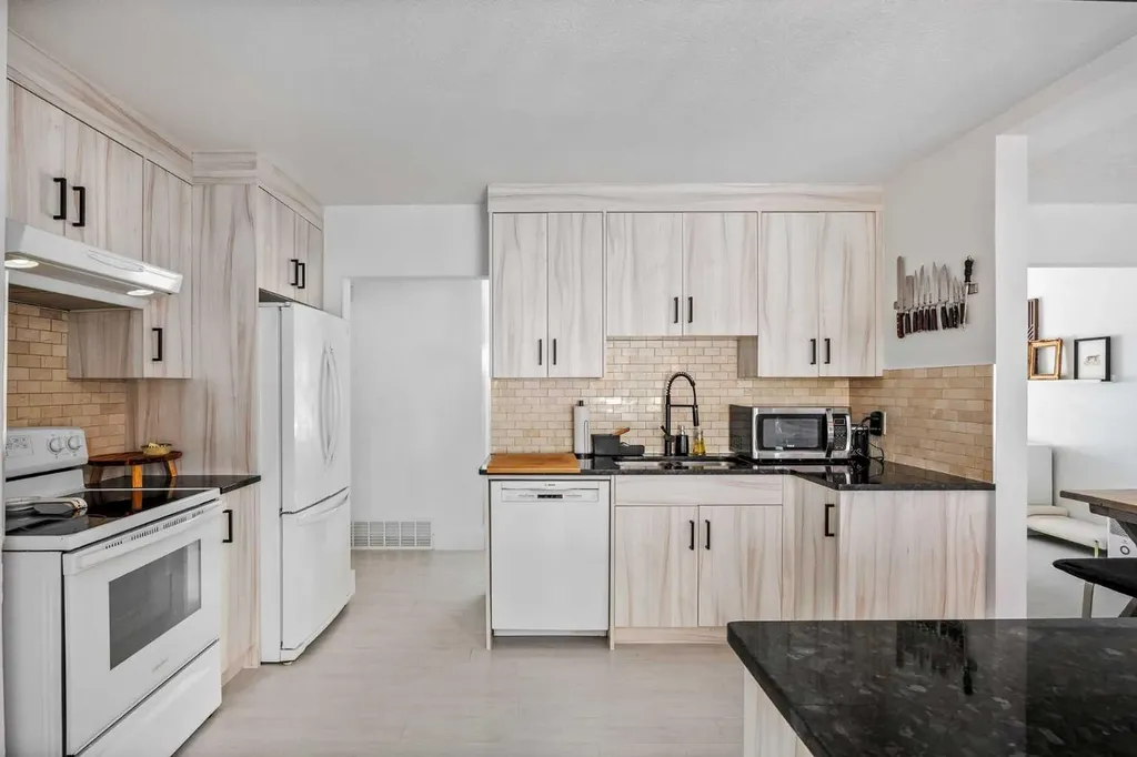 4716 26 Avenue SW Calgary AB T3E 0R2