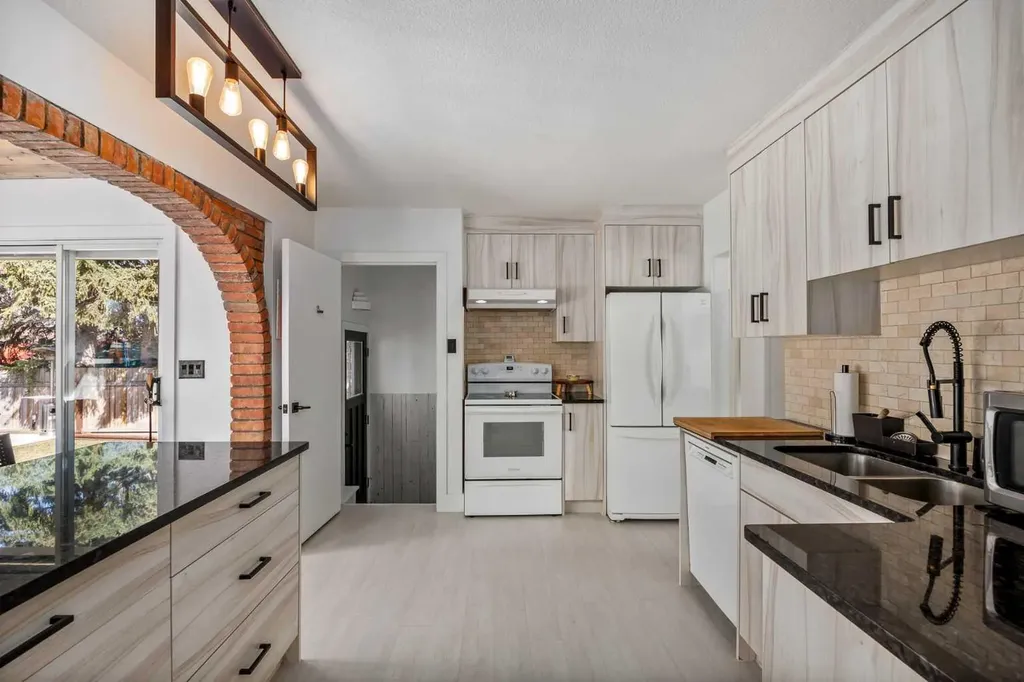 4716 26 Avenue SW Calgary AB T3E 0R2