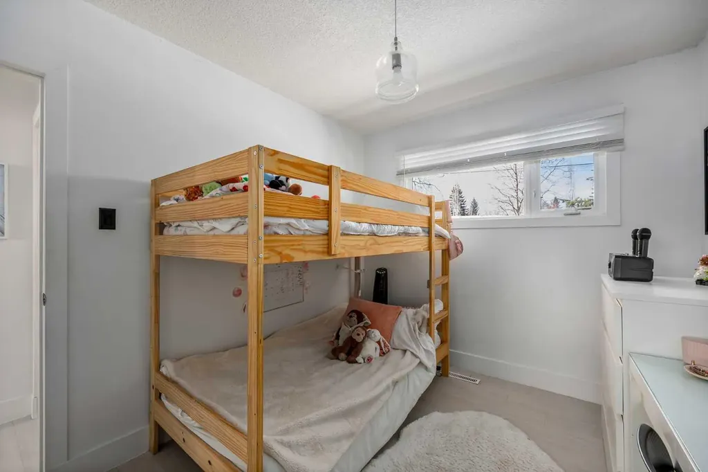 4716 26 Avenue SW Calgary AB T3E 0R2