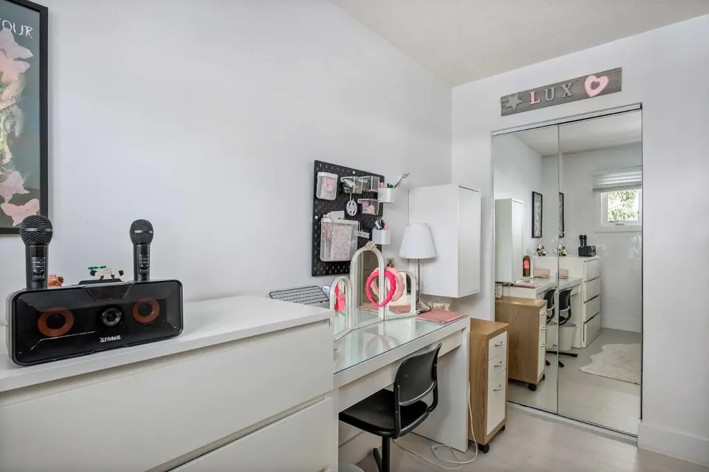 4716 26 Avenue SW Calgary AB T3E 0R2