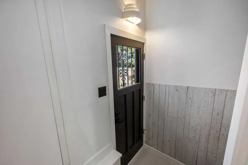 4716 26 Avenue SW Calgary AB T3E 0R2