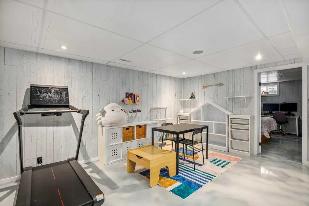 4716 26 Avenue SW Calgary AB T3E 0R2
