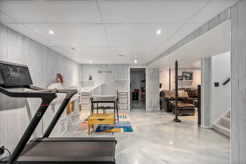 4716 26 Avenue SW Calgary AB T3E 0R2