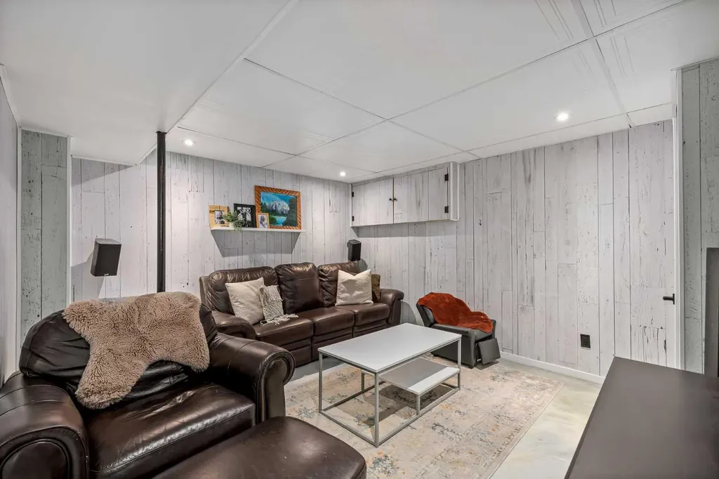 4716 26 Avenue SW Calgary AB T3E 0R2