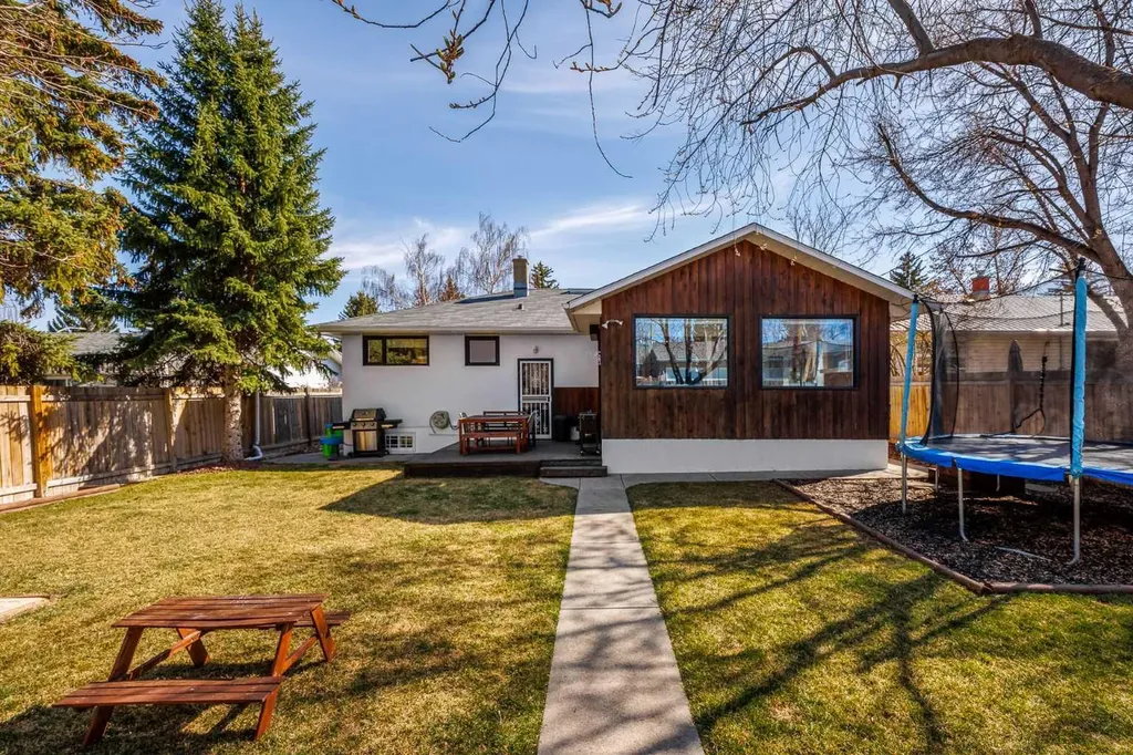 4716 26 Avenue SW Calgary AB T3E 0R2
