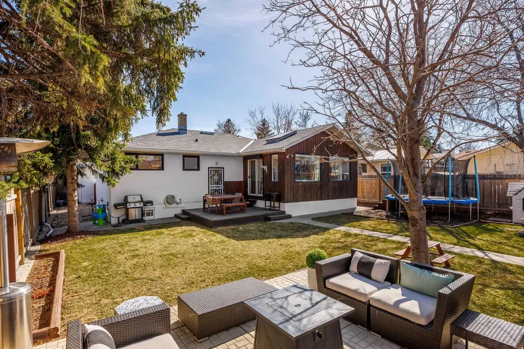 4716 26 Avenue SW Calgary AB T3E 0R2