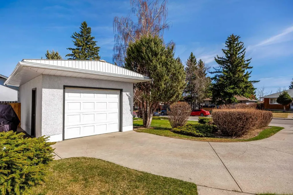 4716 26 Avenue SW Calgary AB T3E 0R2