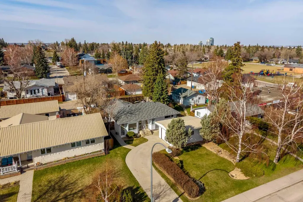 4716 26 Avenue SW Calgary AB T3E 0R2