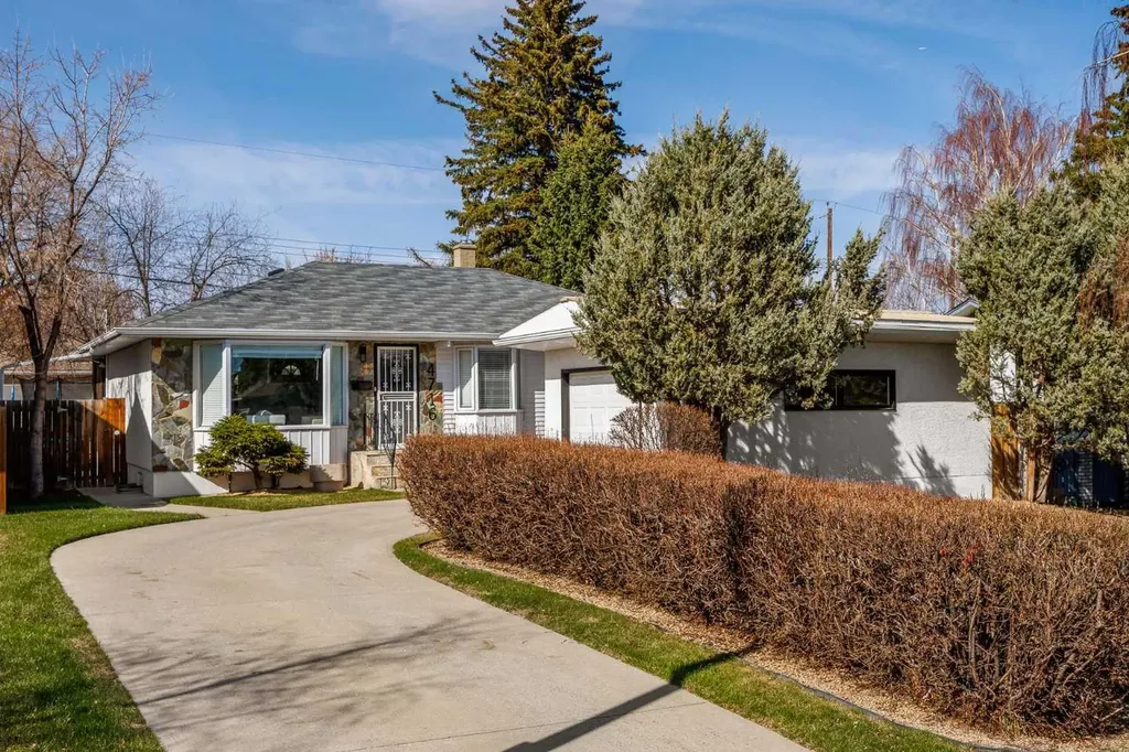 4716 26 Avenue SW Calgary AB T3E 0R2