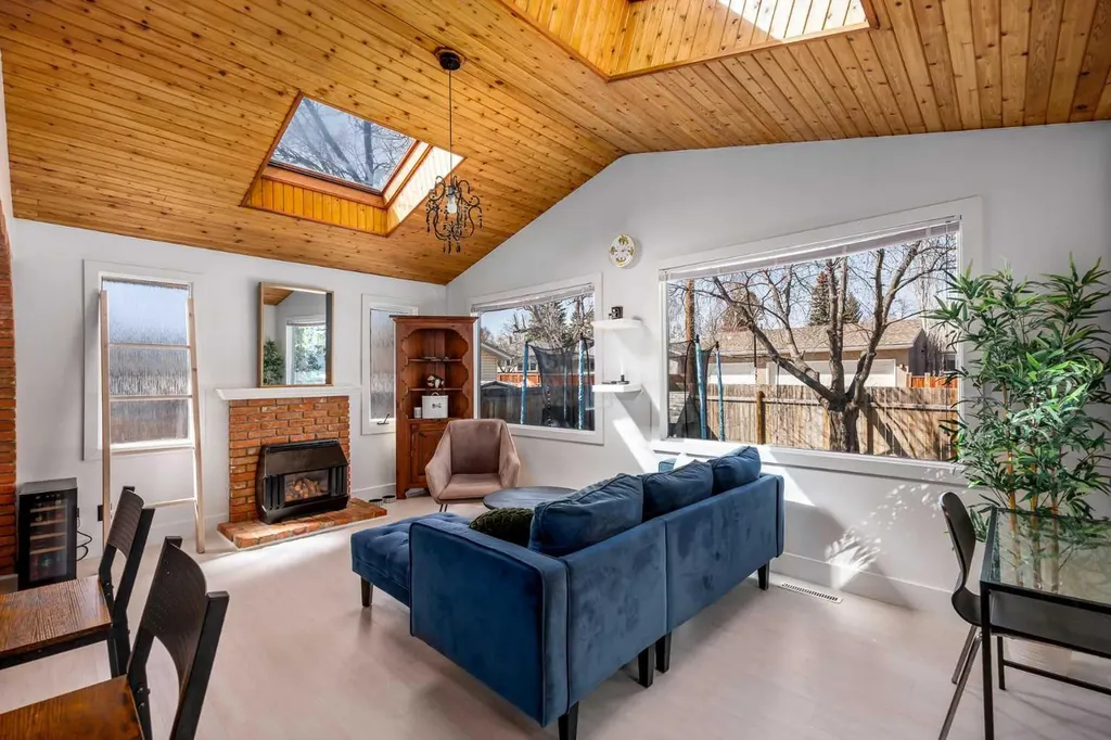 4716 26 Avenue SW Calgary AB T3E 0R2