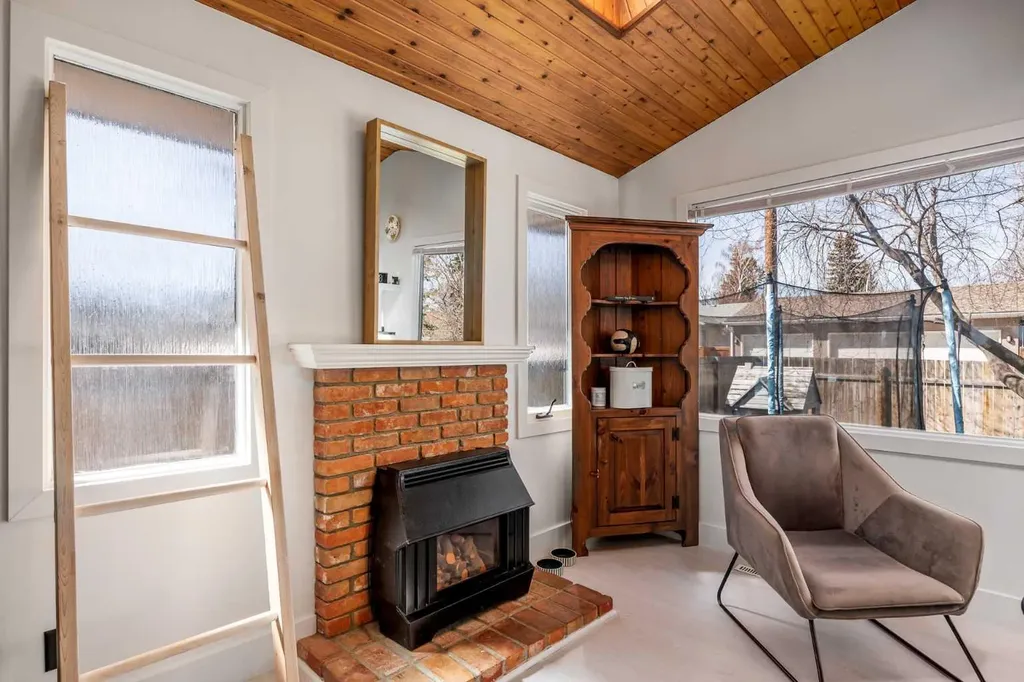 4716 26 Avenue SW Calgary AB T3E 0R2