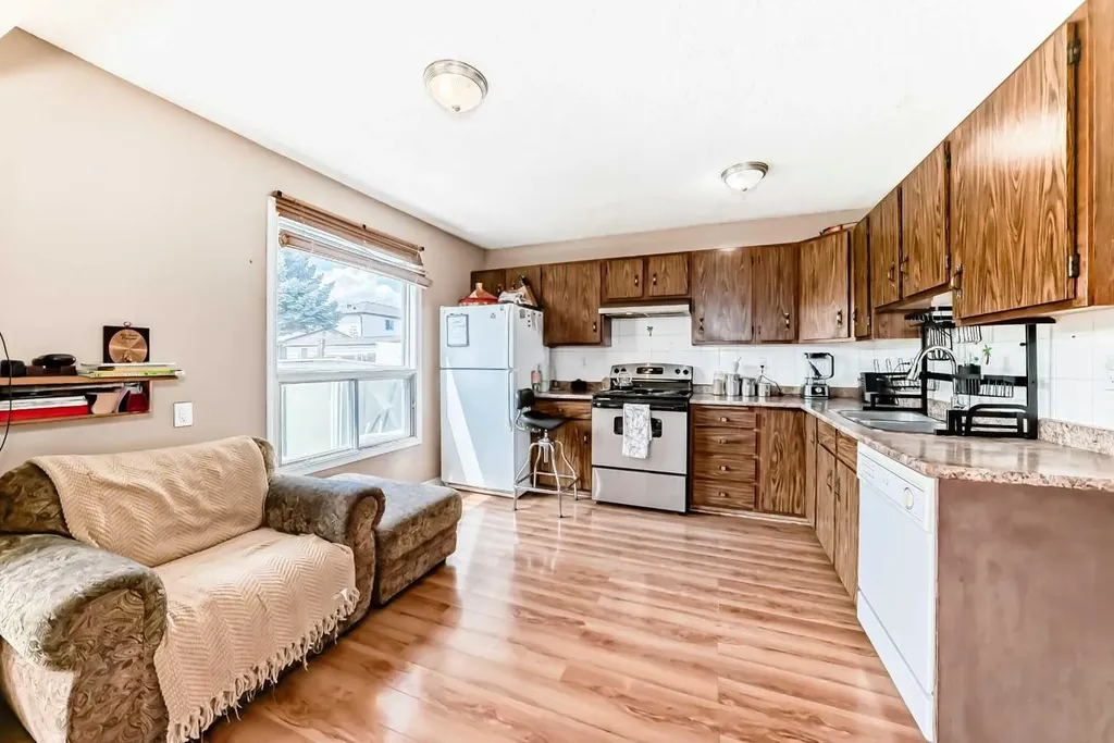 4821 60 Street NE Calgary AB T1Y 5B8