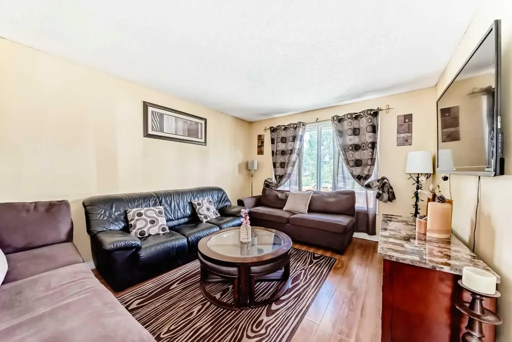 4821 60 Street NE Calgary AB T1Y 5B8
