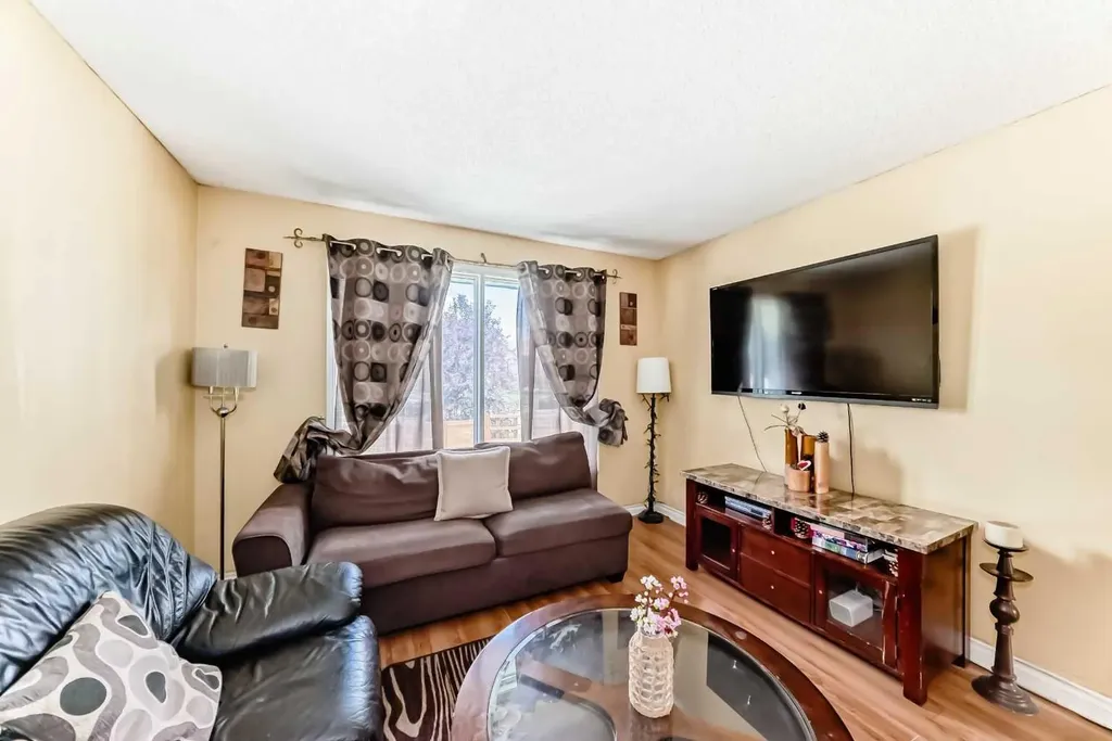 4821 60 Street NE Calgary AB T1Y 5B8
