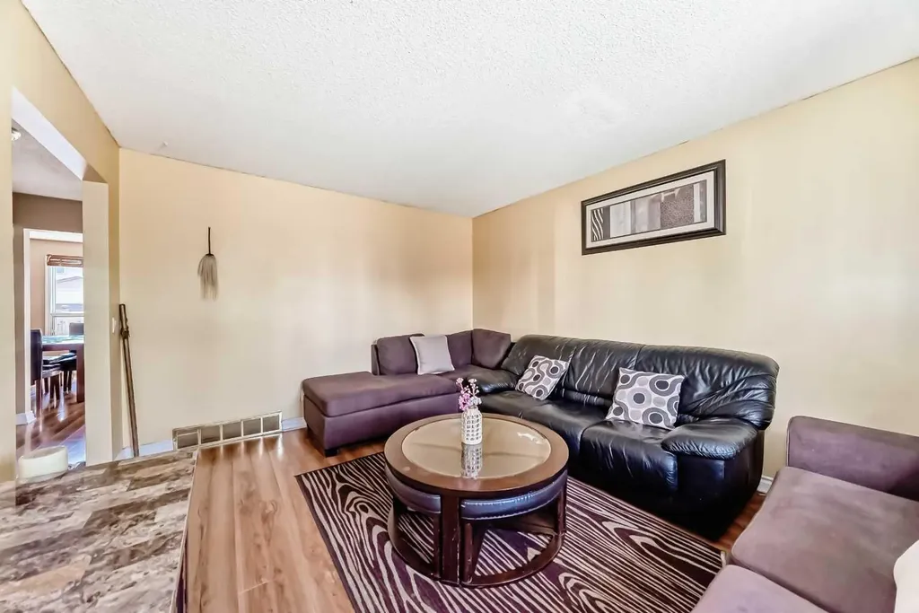 4821 60 Street NE Calgary AB T1Y 5B8
