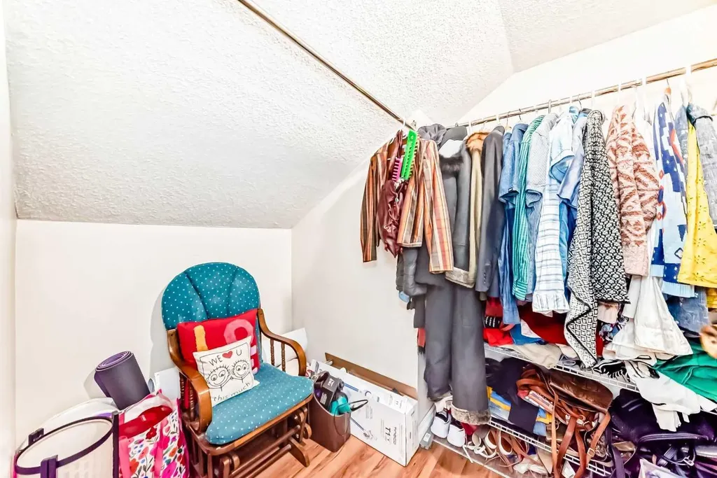 4821 60 Street NE Calgary AB T1Y 5B8