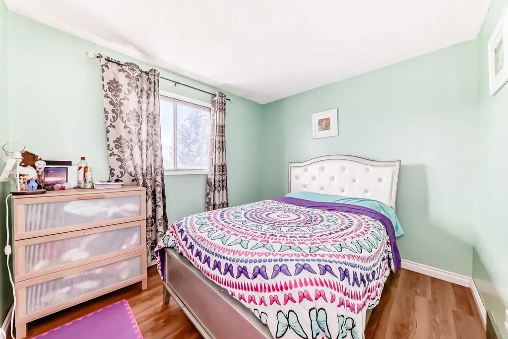 4821 60 Street NE Calgary AB T1Y 5B8