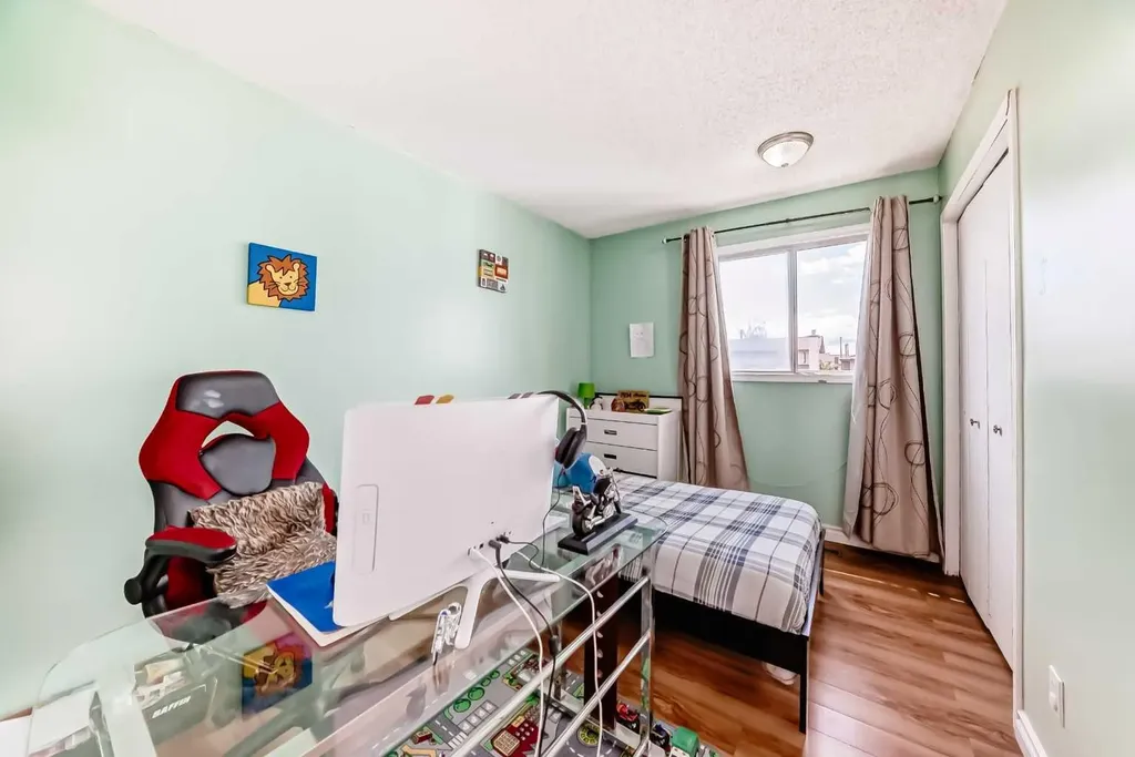 4821 60 Street NE Calgary AB T1Y 5B8