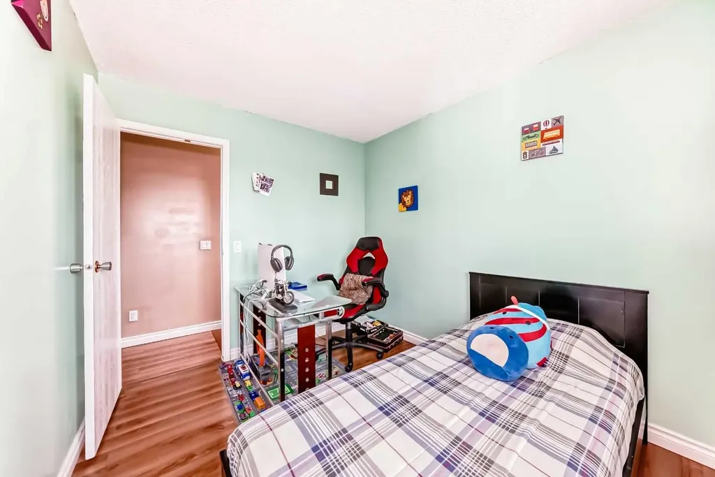 4821 60 Street NE Calgary AB T1Y 5B8