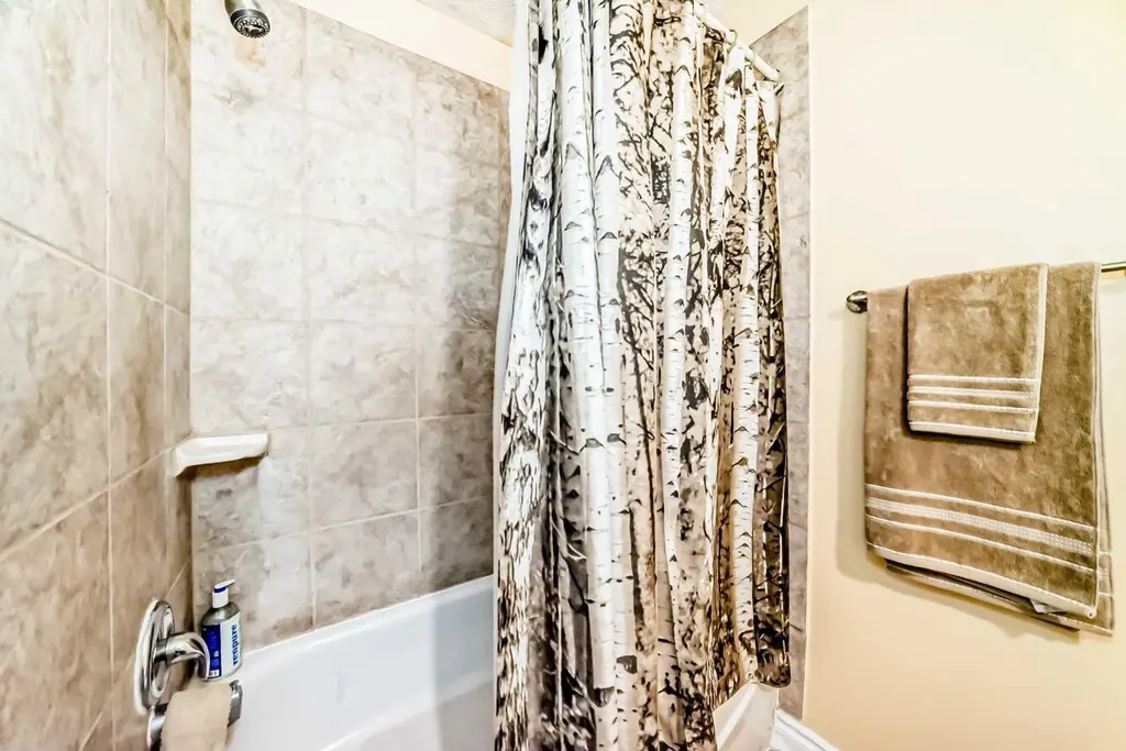 4821 60 Street NE Calgary AB T1Y 5B8