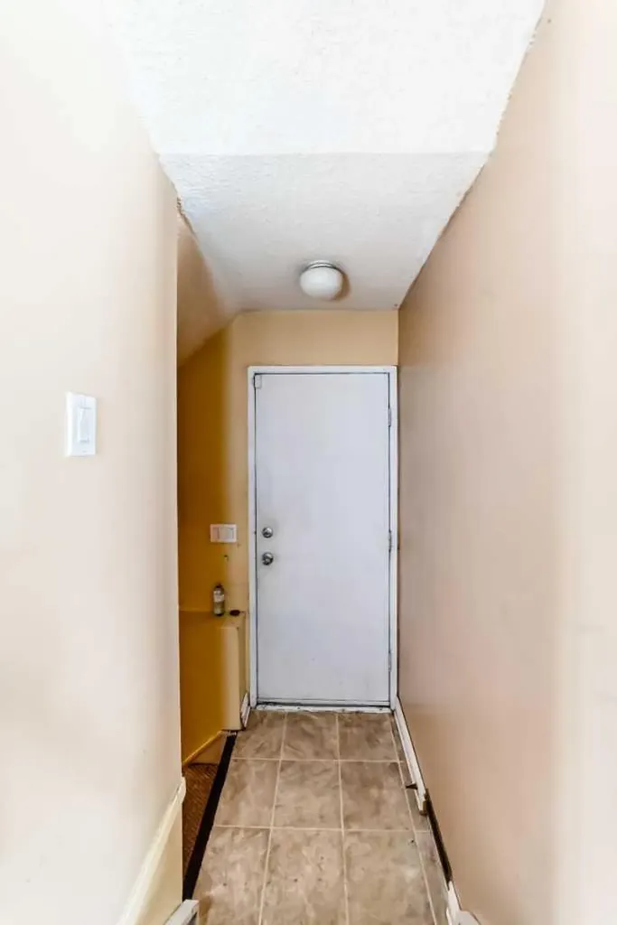 4821 60 Street NE Calgary AB T1Y 5B8