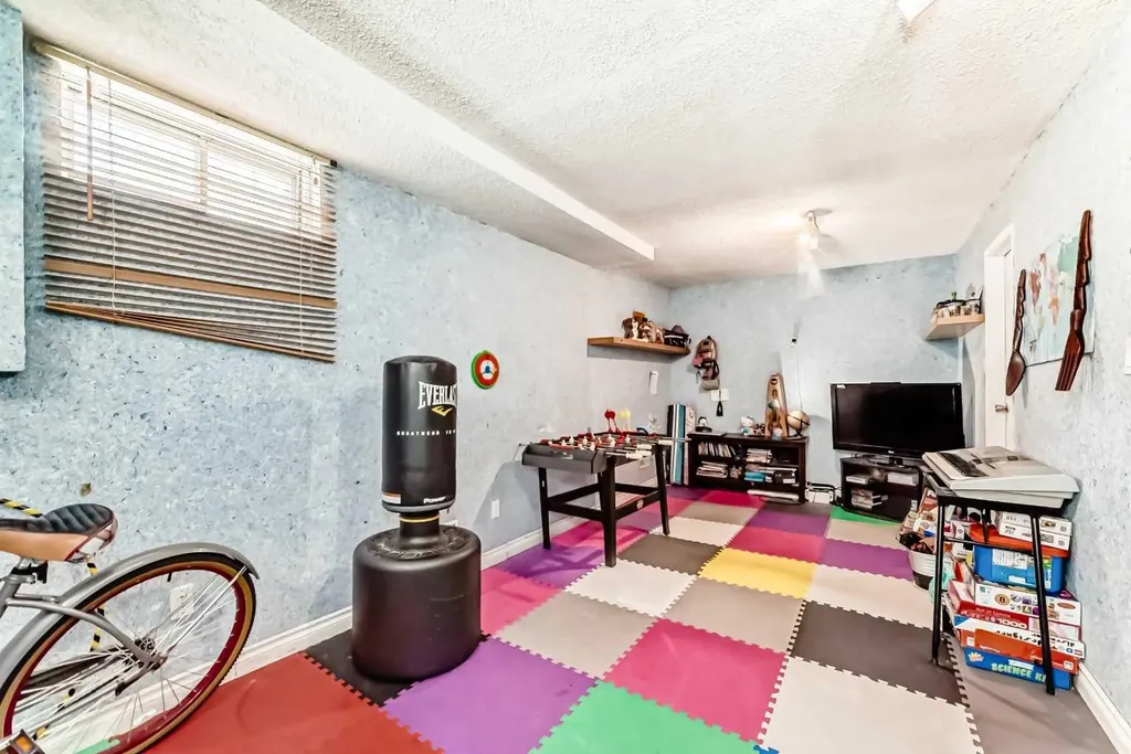 4821 60 Street NE Calgary AB T1Y 5B8