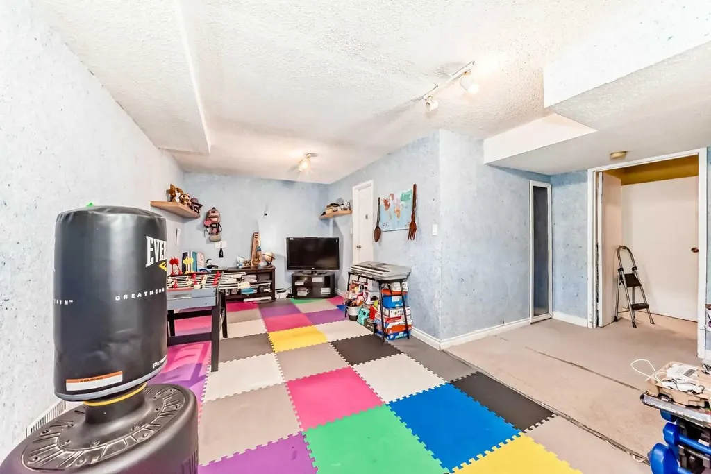 4821 60 Street NE Calgary AB T1Y 5B8