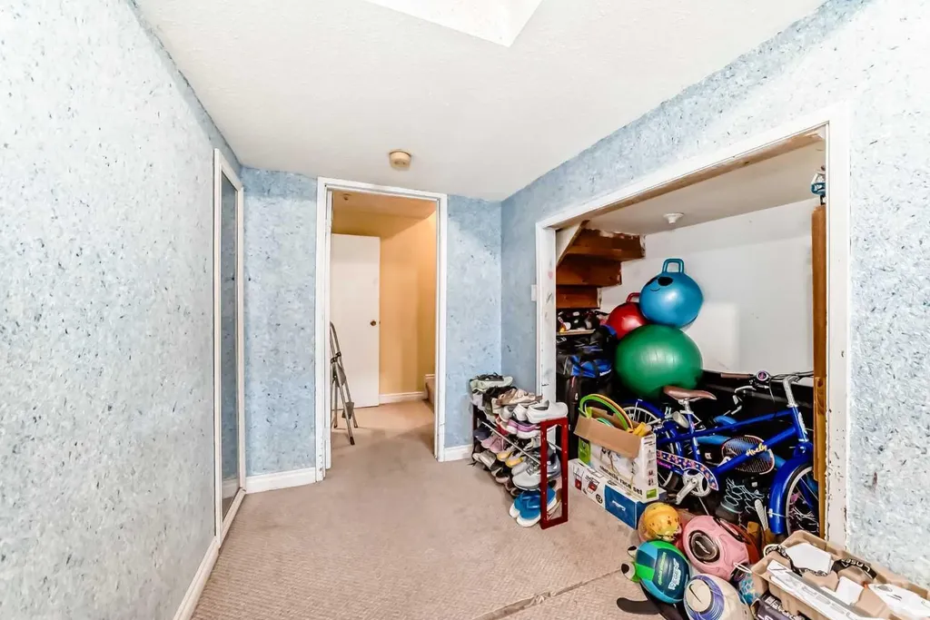 4821 60 Street NE Calgary AB T1Y 5B8