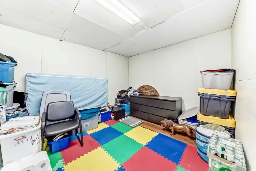 4821 60 Street NE Calgary AB T1Y 5B8