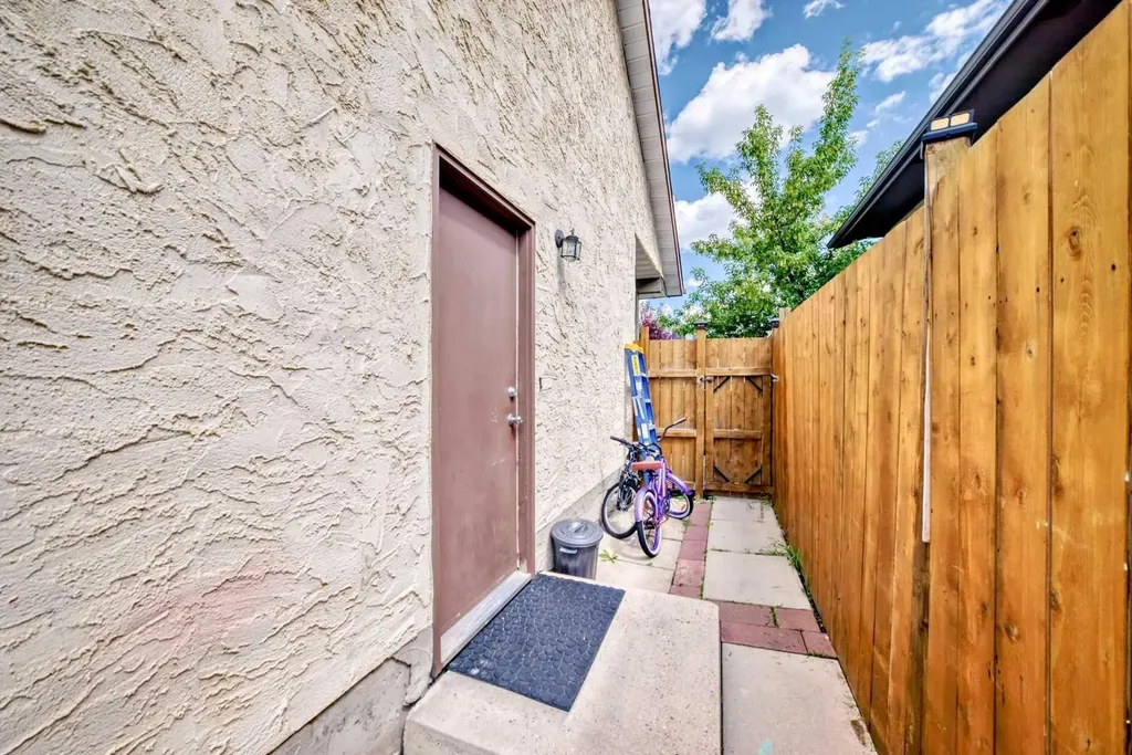 4821 60 Street NE Calgary AB T1Y 5B8