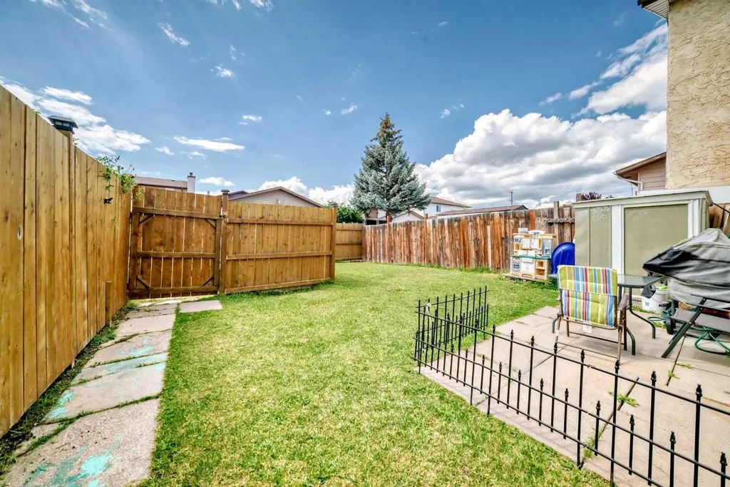 4821 60 Street NE Calgary AB T1Y 5B8