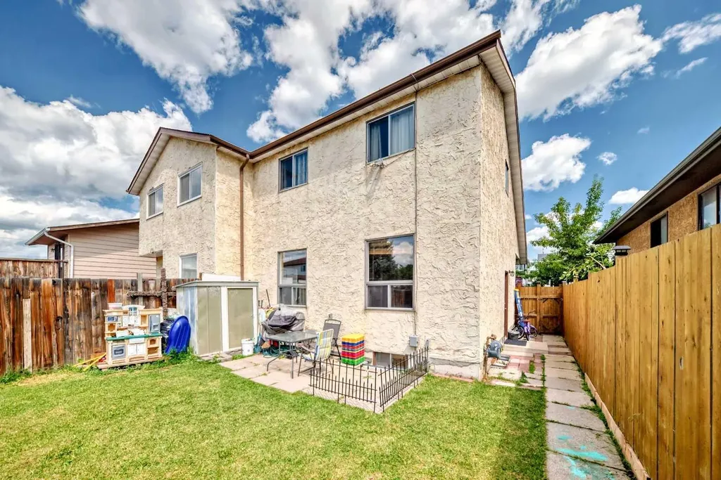 4821 60 Street NE Calgary AB T1Y 5B8