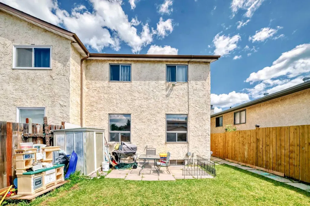 4821 60 Street NE Calgary AB T1Y 5B8