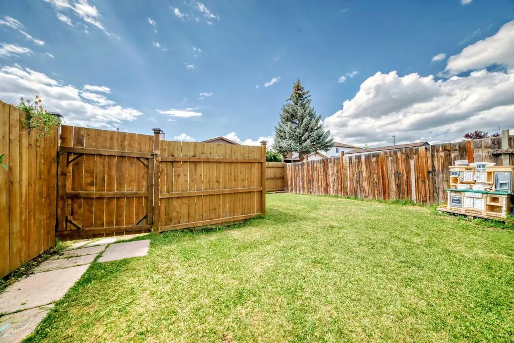 4821 60 Street NE Calgary AB T1Y 5B8