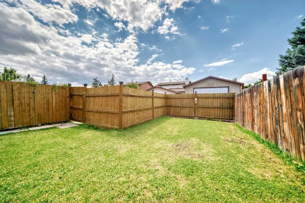4821 60 Street NE Calgary AB T1Y 5B8
