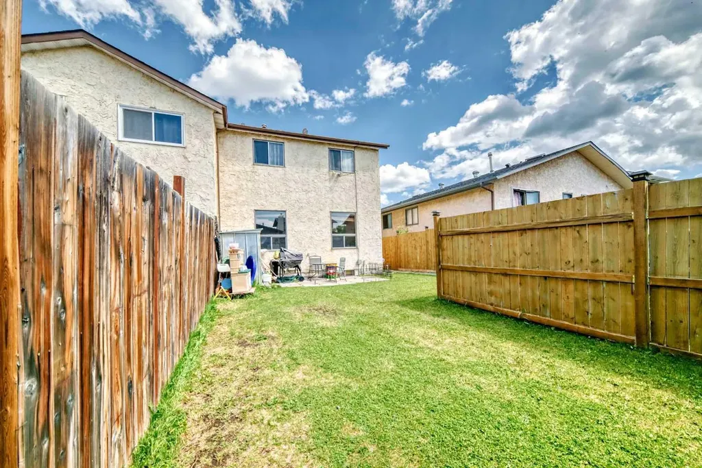 4821 60 Street NE Calgary AB T1Y 5B8