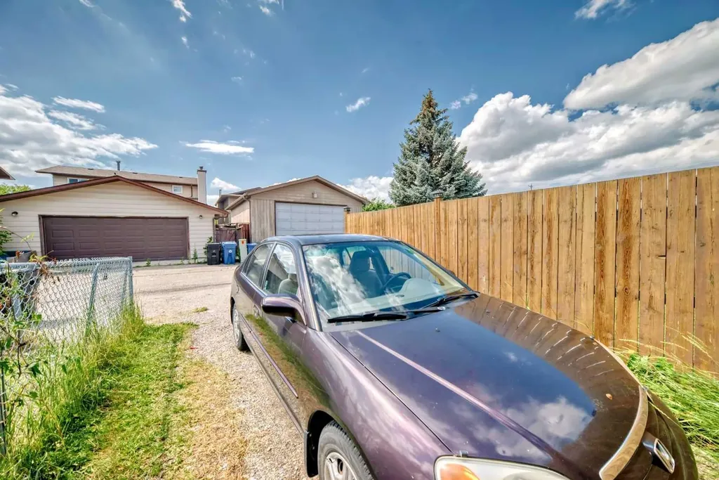 4821 60 Street NE Calgary AB T1Y 5B8