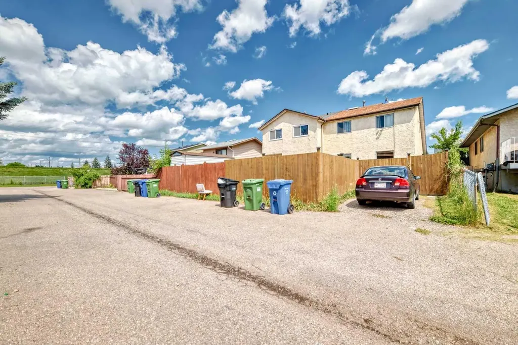 4821 60 Street NE Calgary AB T1Y 5B8