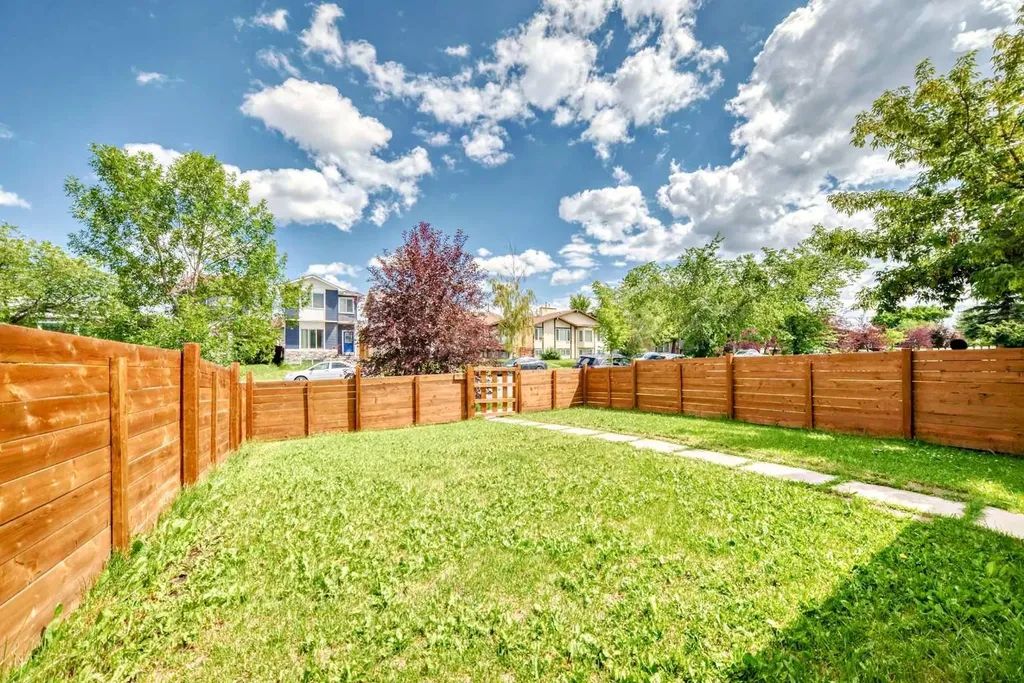 4821 60 Street NE Calgary AB T1Y 5B8