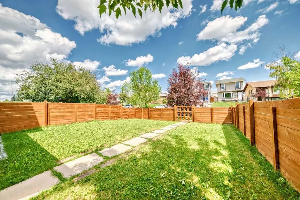 4821 60 Street NE Calgary AB T1Y 5B8