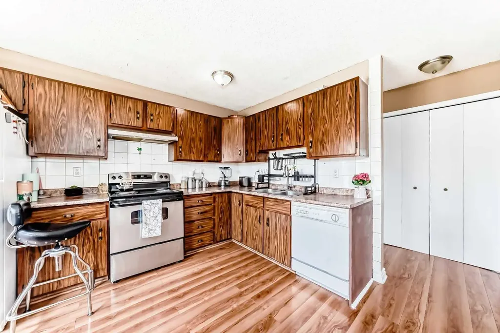 4821 60 Street NE Calgary AB T1Y 5B8