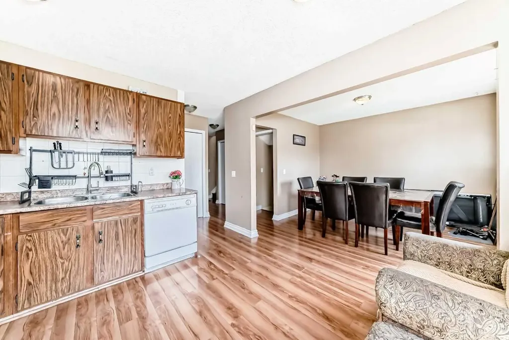 4821 60 Street NE Calgary AB T1Y 5B8