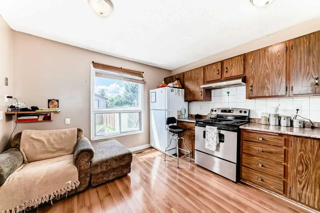 4821 60 Street NE Calgary AB T1Y 5B8