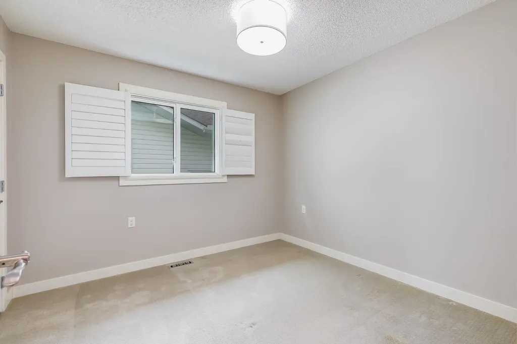512 Woodside Drive NW Airdrie AB T4B 2C6
