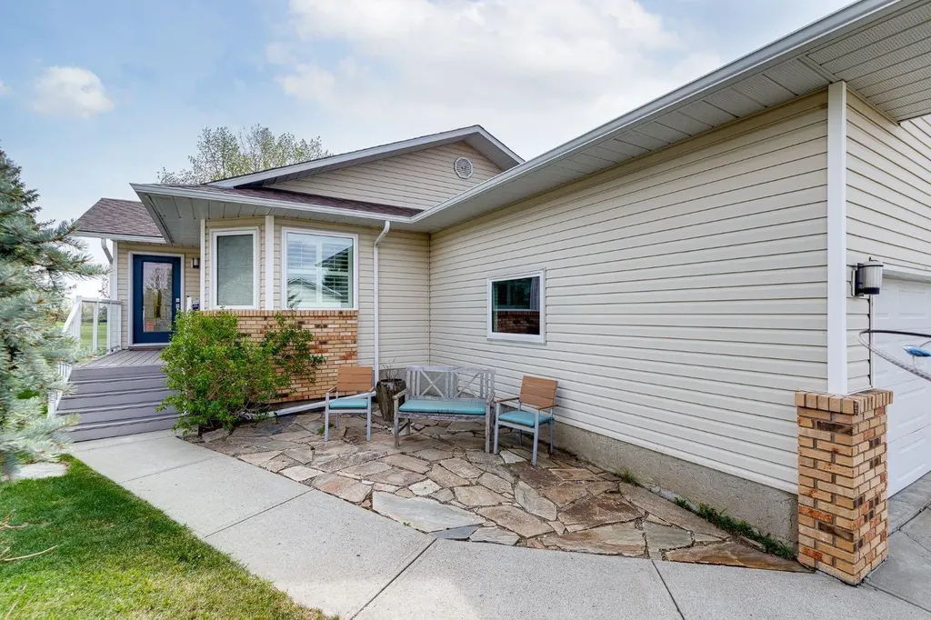 512 Woodside Drive NW Airdrie AB T4B 2C6