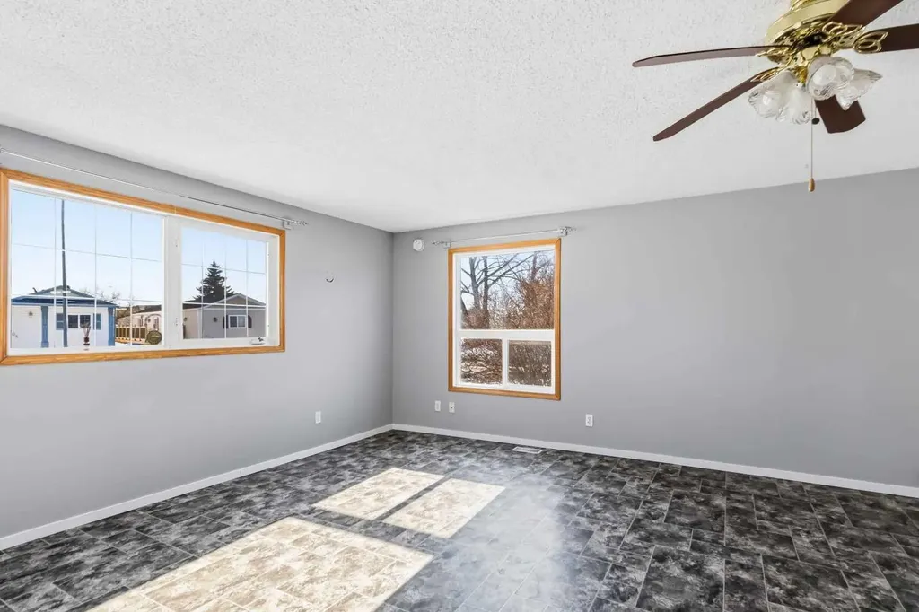 181 Greenbriar Bay Fort Mcmurray AB T9H3Y5