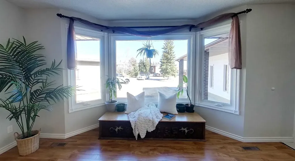 5722 11 Avenue Edson AB T7E1J6