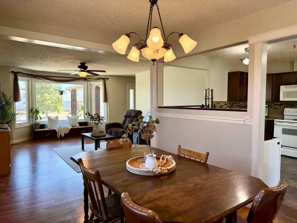 5722 11 Avenue Edson AB T7E1J6