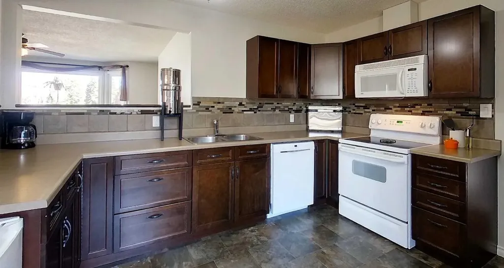5722 11 Avenue Edson AB T7E1J6