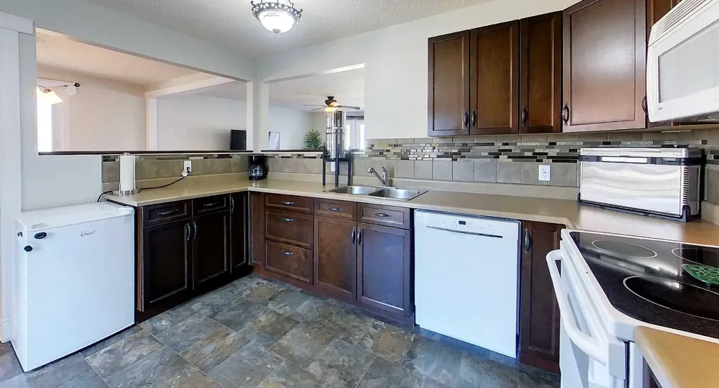 5722 11 Avenue Edson AB T7E1J6
